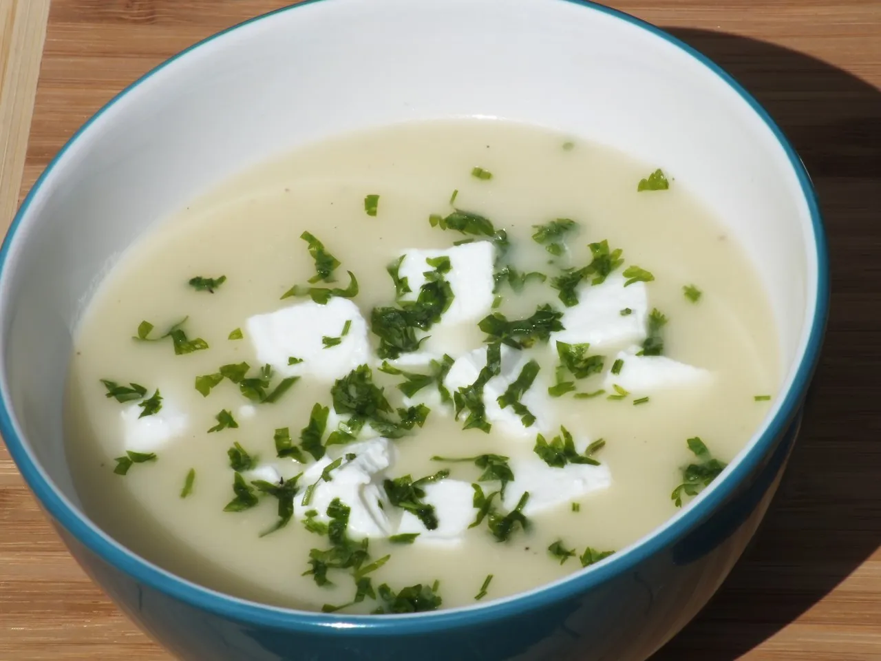 Zupa krem ze świeżych ogórków i do tego ser Feta