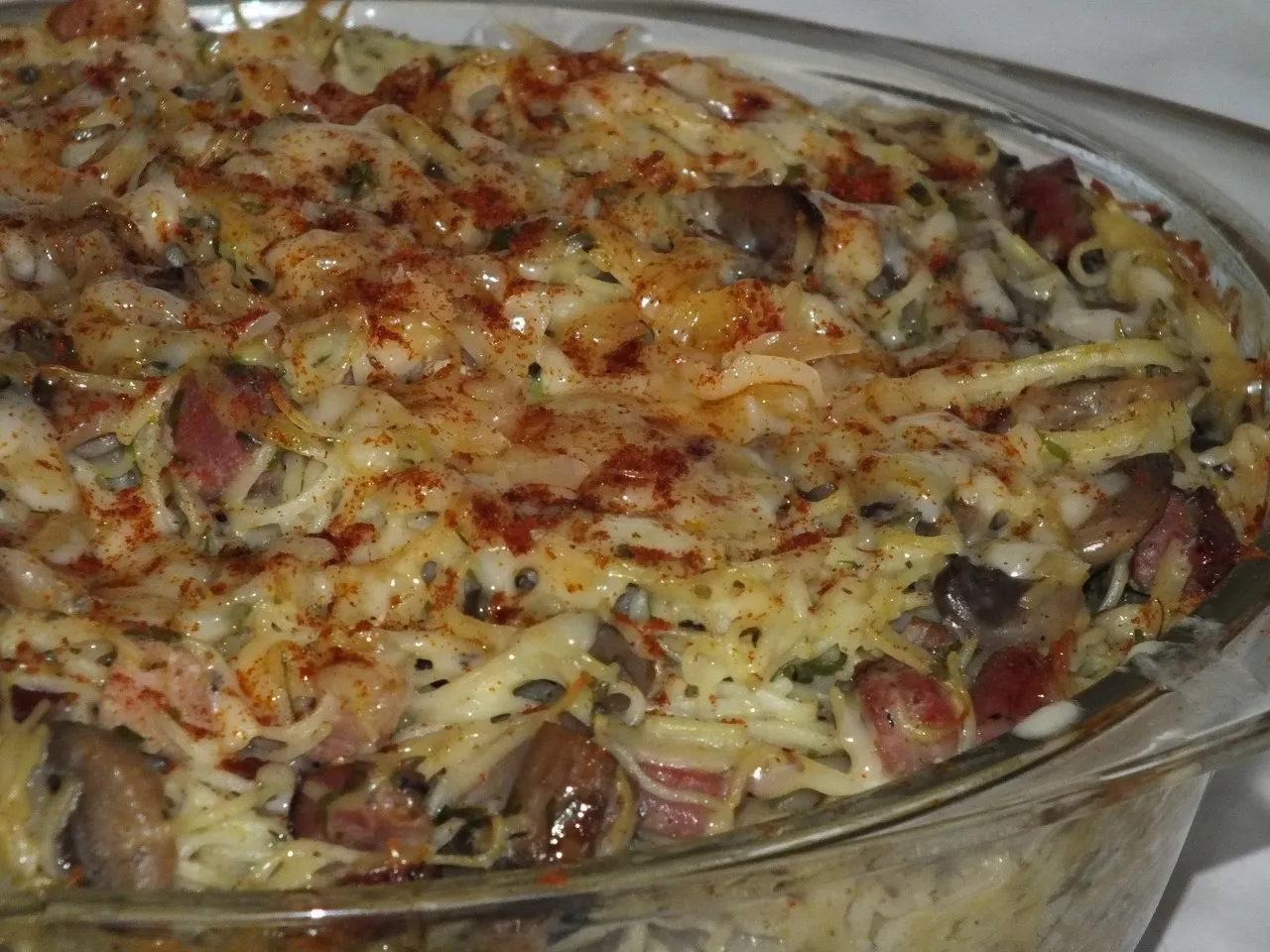 Zapiekanka makaronowa z boczkiem i pieczarkami
