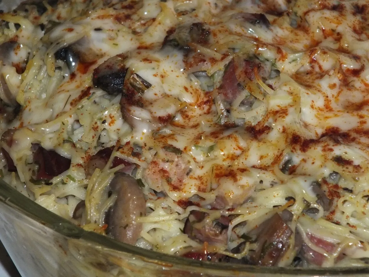 Zapiekanka makaronowa z boczkiem i pieczarkami