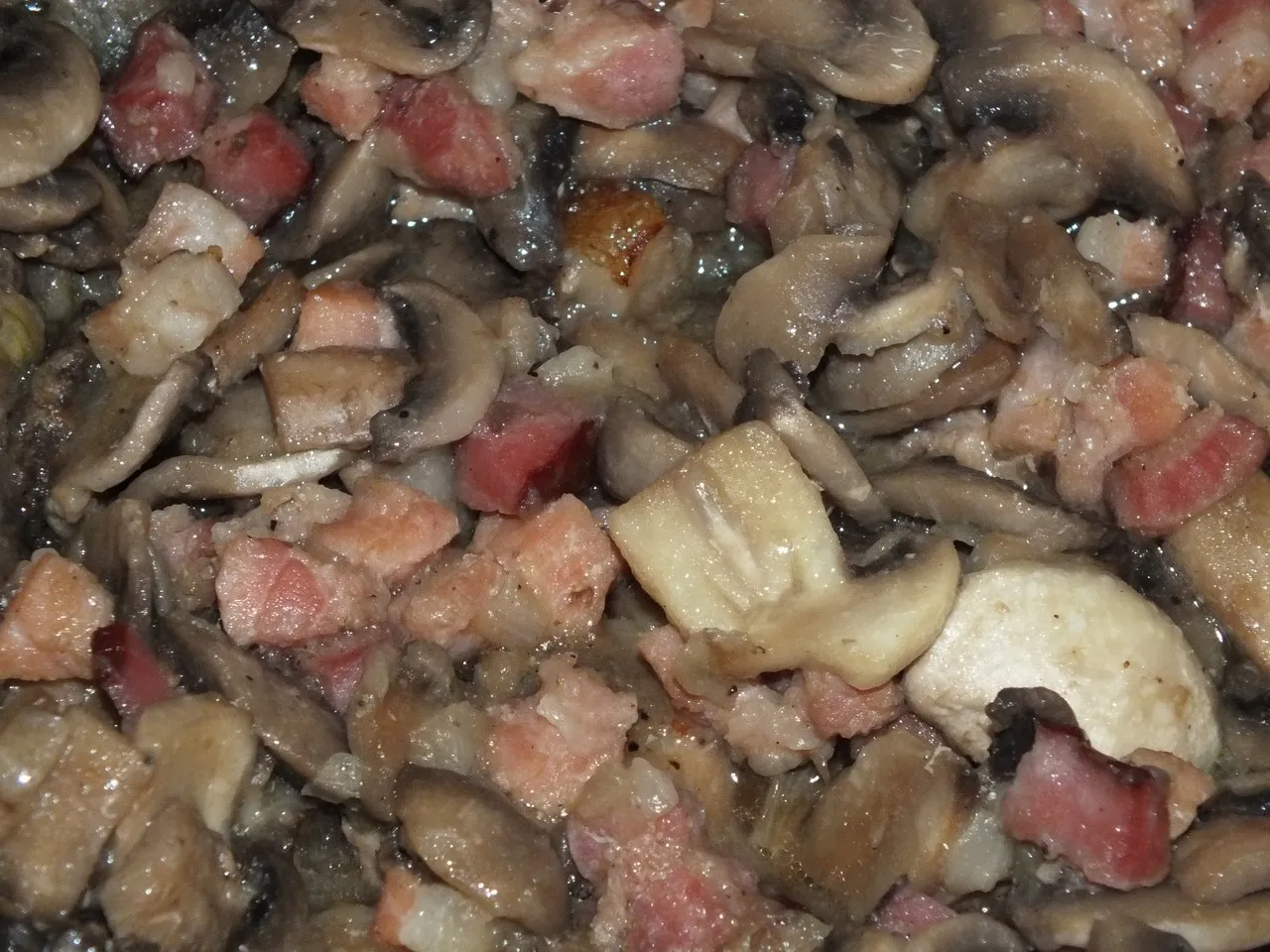 Zapiekanka makaronowa z boczkiem i pieczarkami