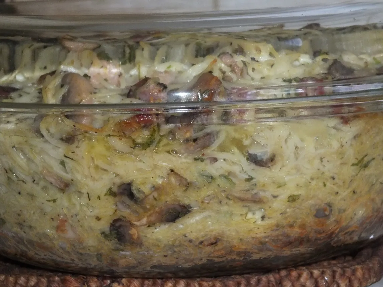 Zapiekanka makaronowa z boczkiem i pieczarkami