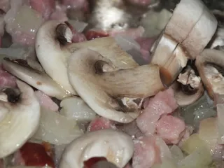 Zapiekanka makaronowa z boczkiem i pieczarkami - 8