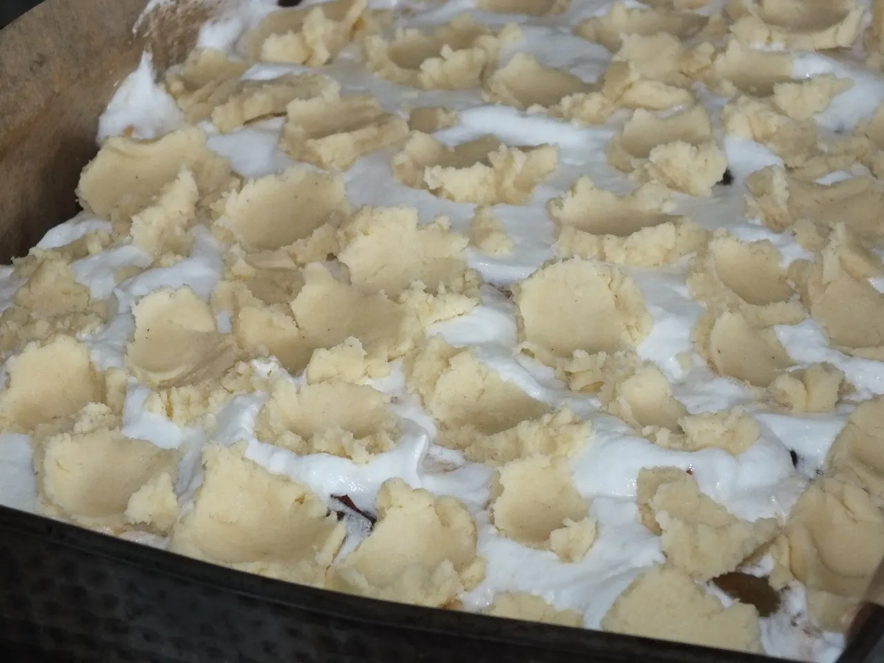 Kruche ciasto śliwkowo-jabłkowe z pianką i posypką