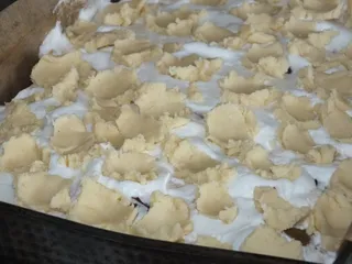 Kruche ciasto śliwkowo-jabłkowe z pianką i posypką - 12