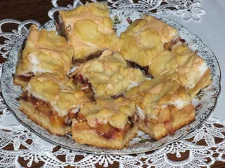 Kruche ciasto śliwkowo-jabłkowe z pianką i posypką - 3
