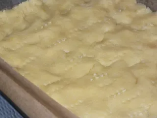 Kruche ciasto śliwkowo-jabłkowe z pianką i posypką - 5