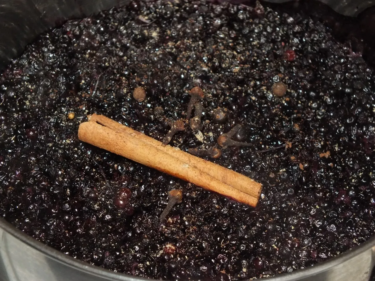 Rozgrzewający syrop z czarnego bzu