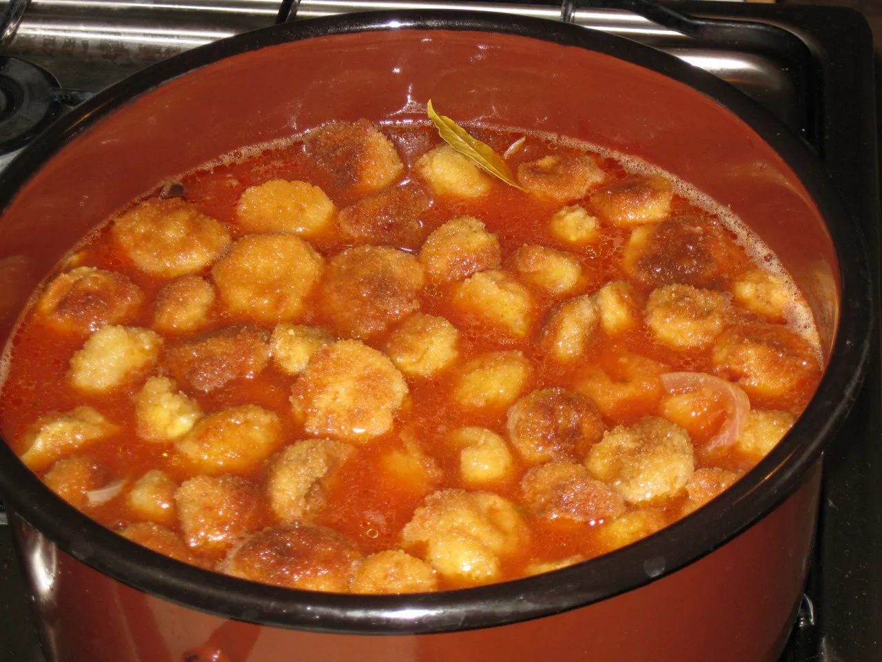 Pieczarki w zalewie pomidorowej