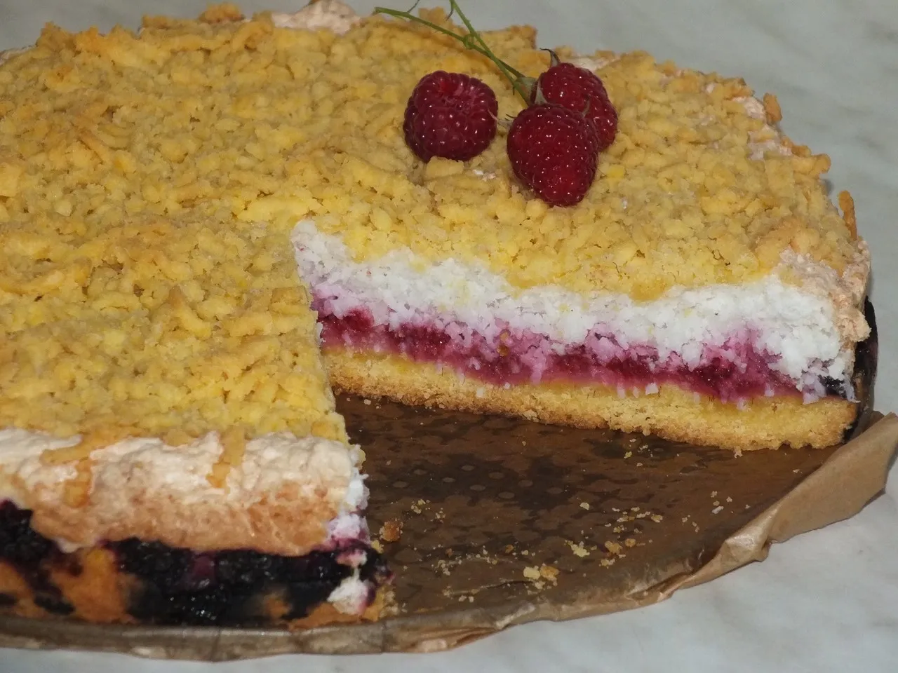 Kruche maślane ciasto z malinami i kokosową bezą