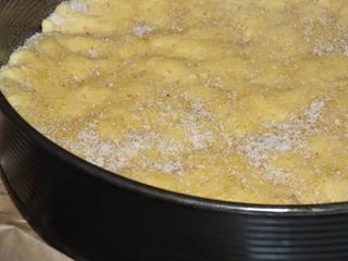 Kruche maślane ciasto z malinami i kokosową bezą - 11