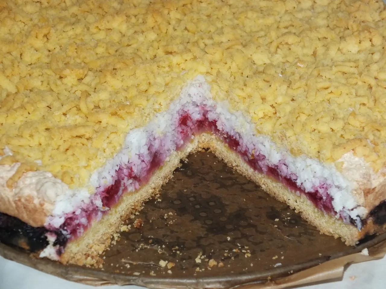 Kruche maślane ciasto z malinami i kokosową bezą