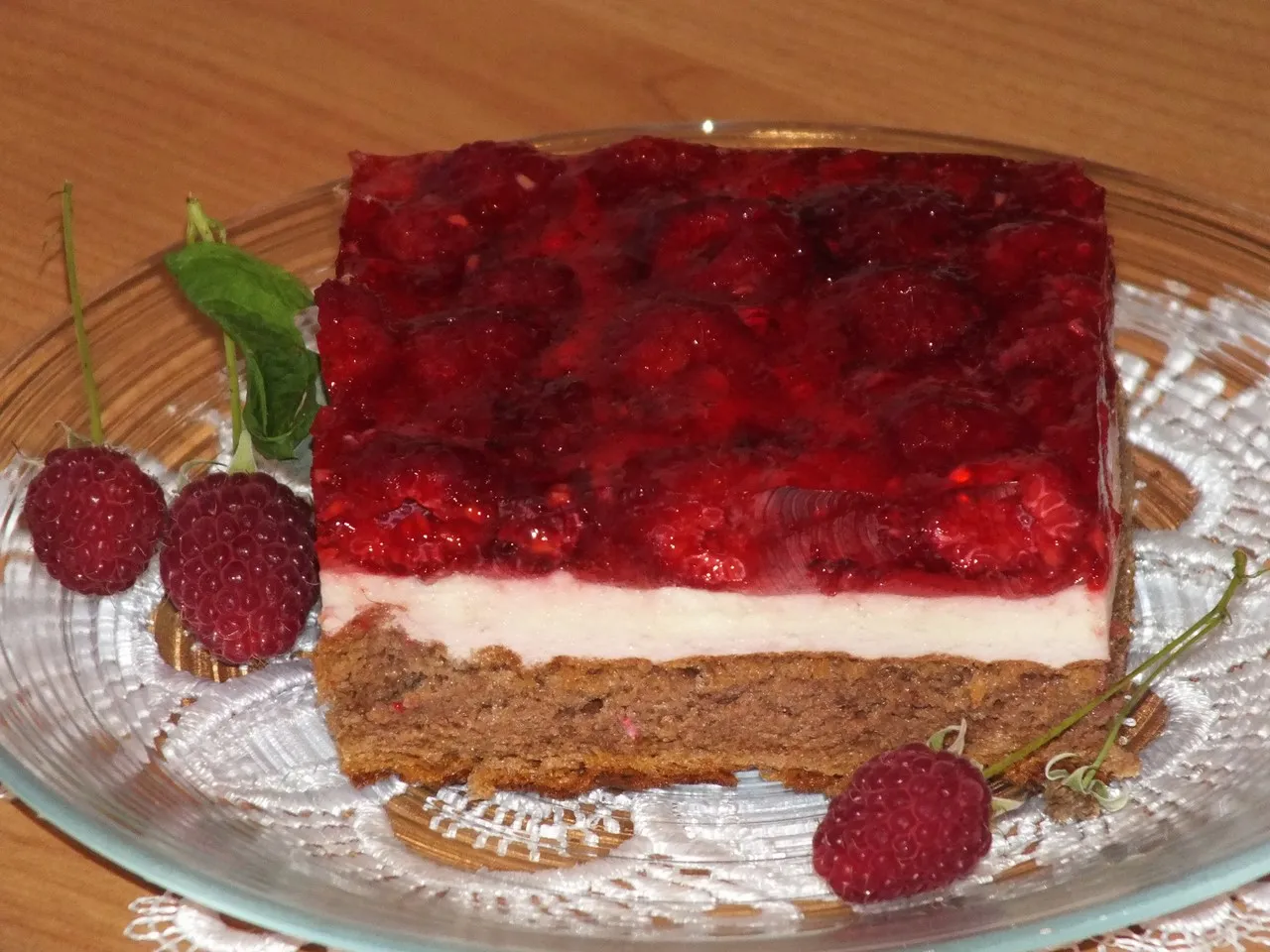Kakaowy biszkopt z malinami i masą piankową