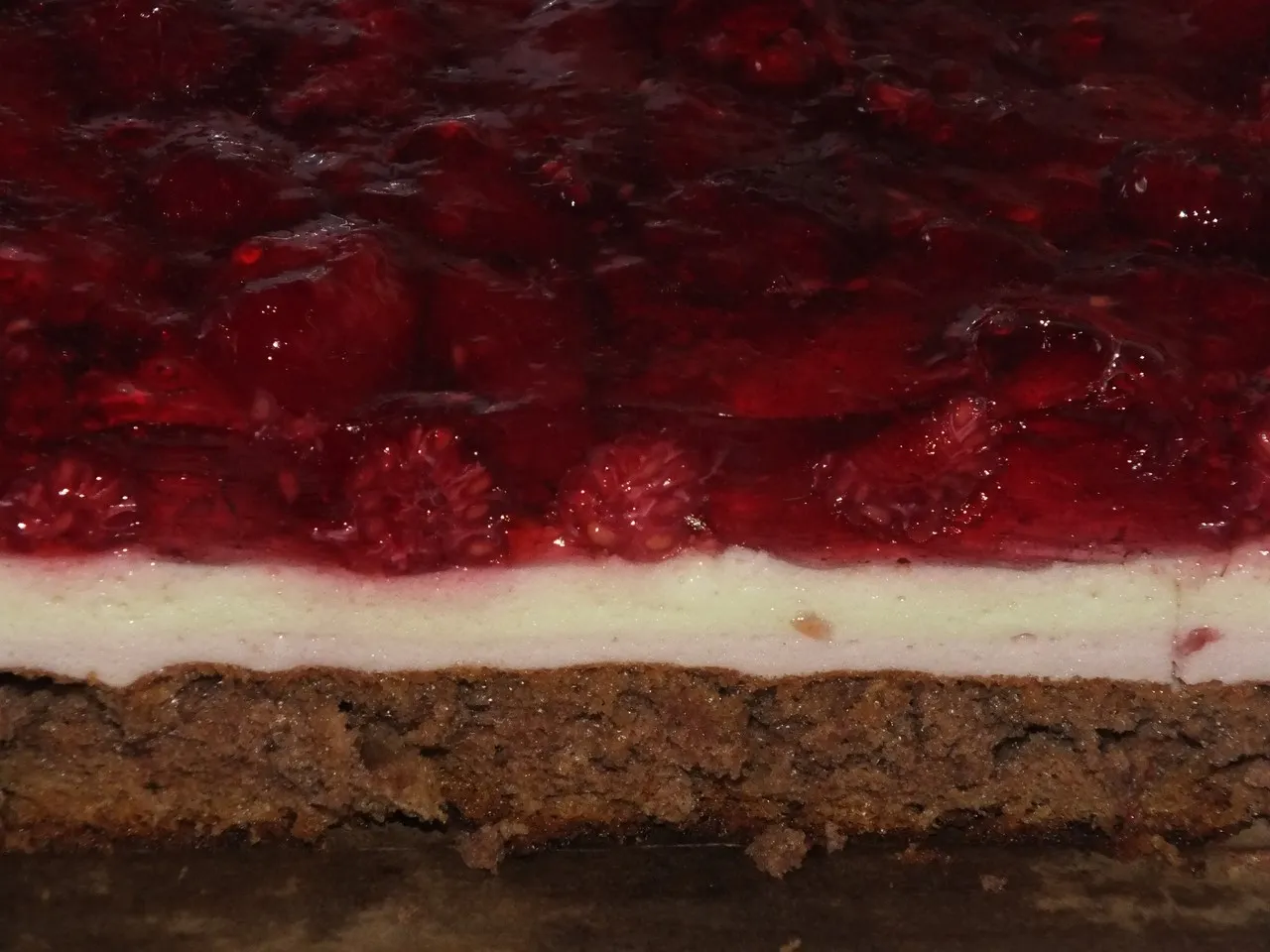 Kakaowy biszkopt z malinami i masą piankową