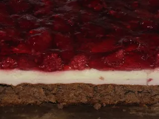 Kakaowy biszkopt z malinami i masą piankową - 12