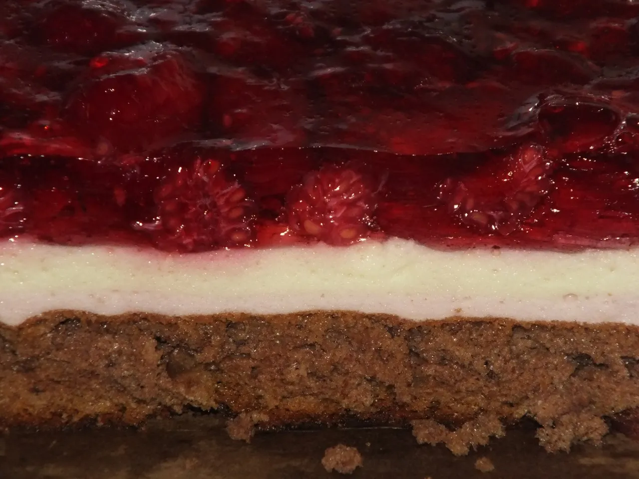 Kakaowy biszkopt z malinami i masą piankową