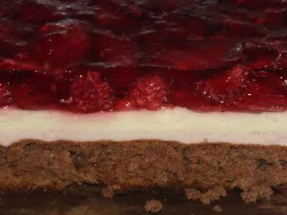 Kakaowy biszkopt z malinami i masą piankową - 13