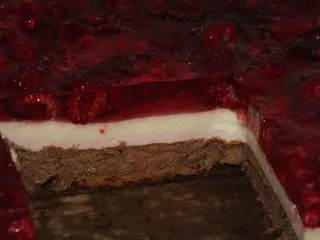 Kakaowy biszkopt z malinami i masą piankową - 14