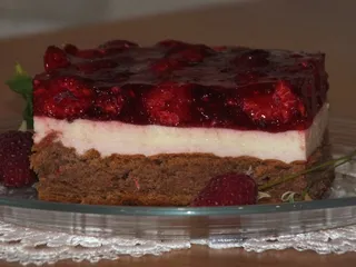 Kakaowy biszkopt z malinami i masą piankową - 15