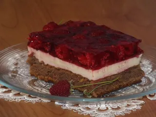 Kakaowy biszkopt z malinami i masą piankową - 16