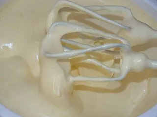 Kakaowy biszkopt z malinami i masą piankową - 4