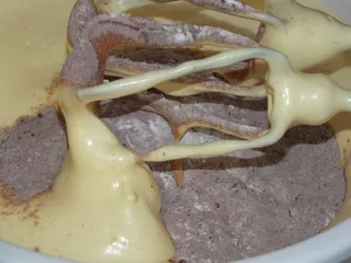Kakaowy biszkopt z malinami i masą piankową - 5