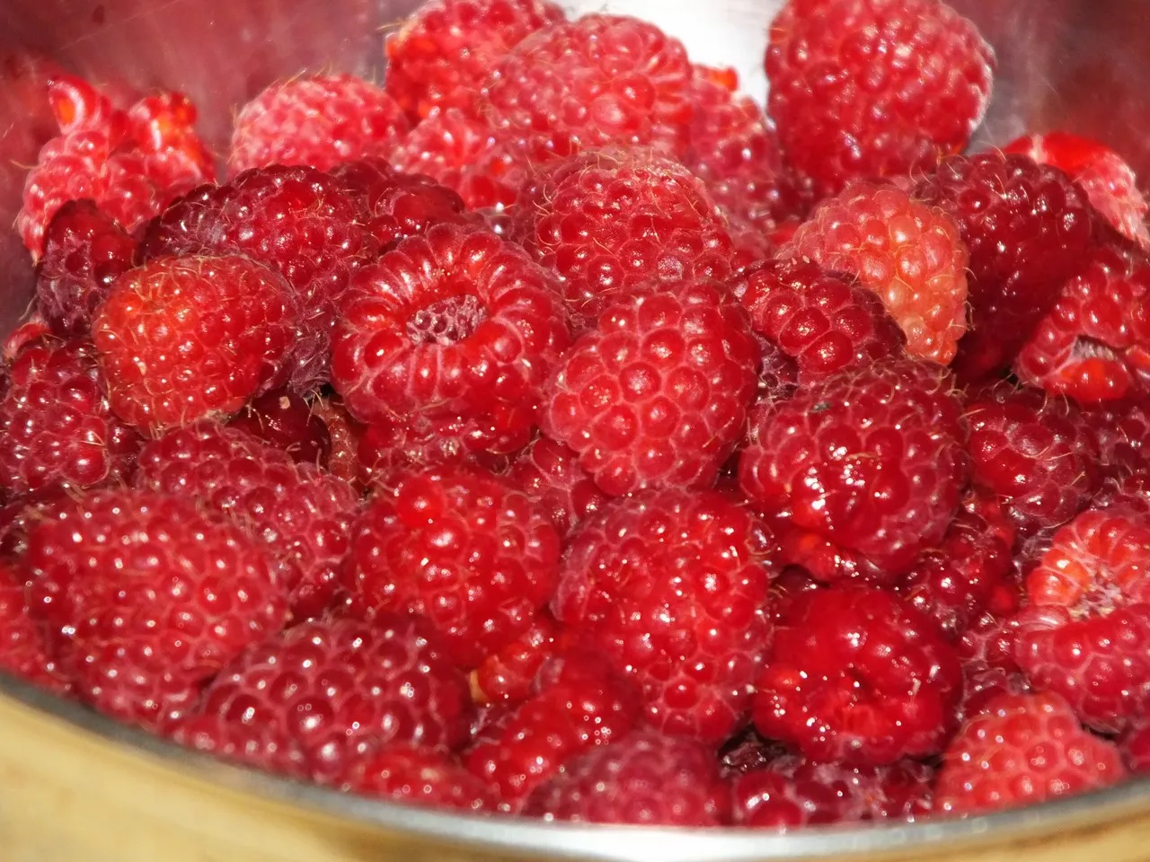 Kakaowy biszkopt z malinami i masą piankową