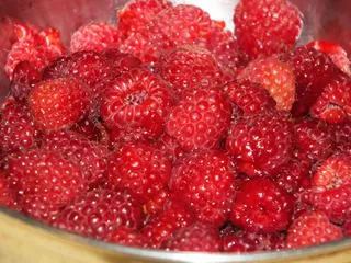 Kakaowy biszkopt z malinami i masą piankową - 10