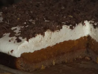 Kakaowy biszkopt z gruszkami i masą śmietankową - 11