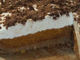 Kakaowy biszkopt z gruszkami i masą śmietankową - 12