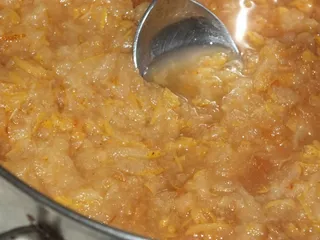 Kakaowy biszkopt z gruszkami i masą śmietankową - 6