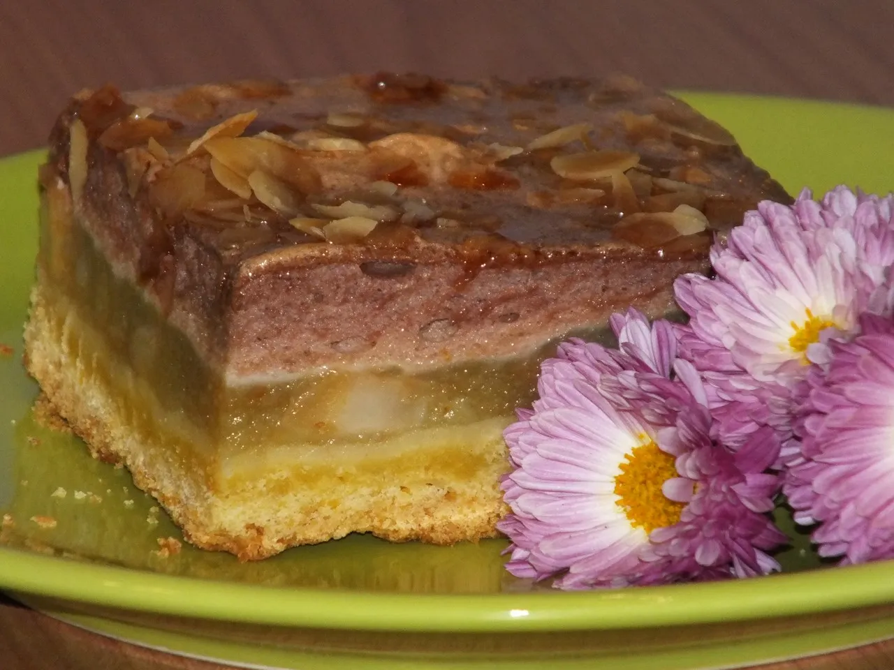 Jabłecznik na kruchym cieście z kakaową pianką