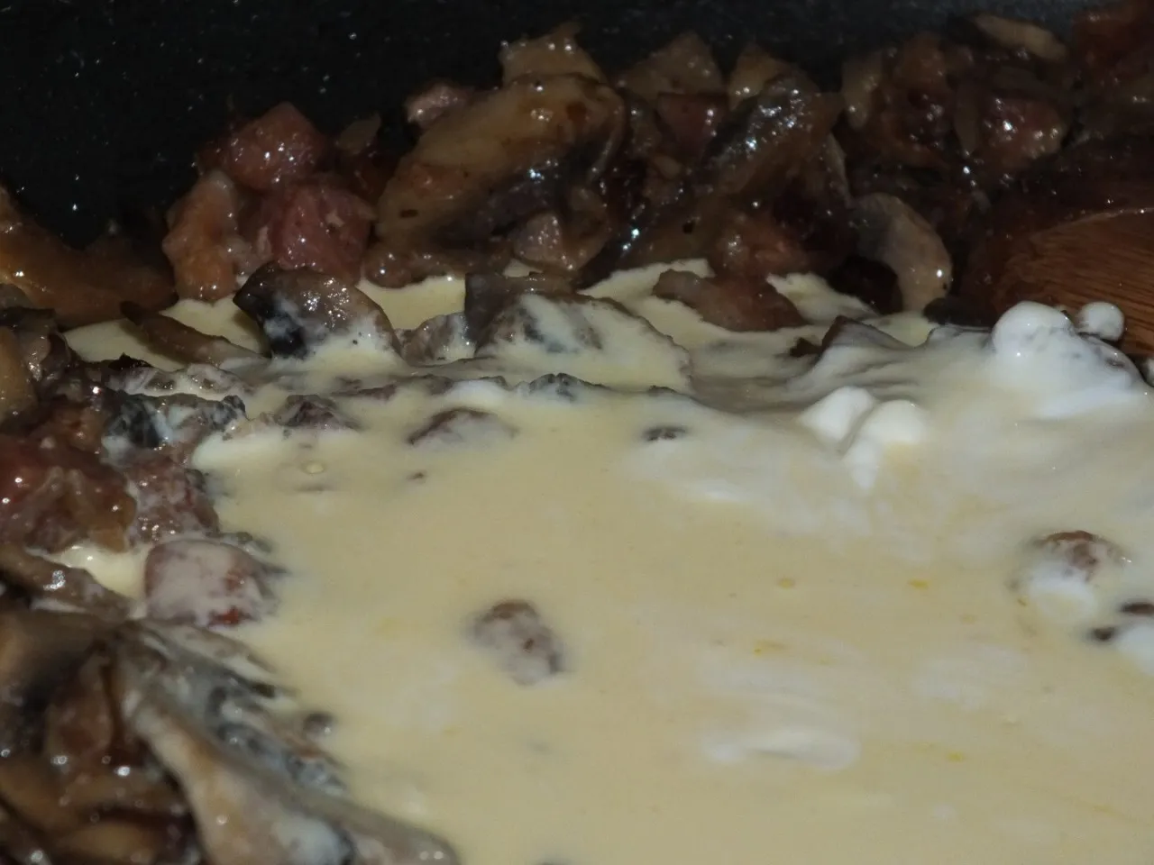 Makaron na szybko z boczkiem i pieczarkami
