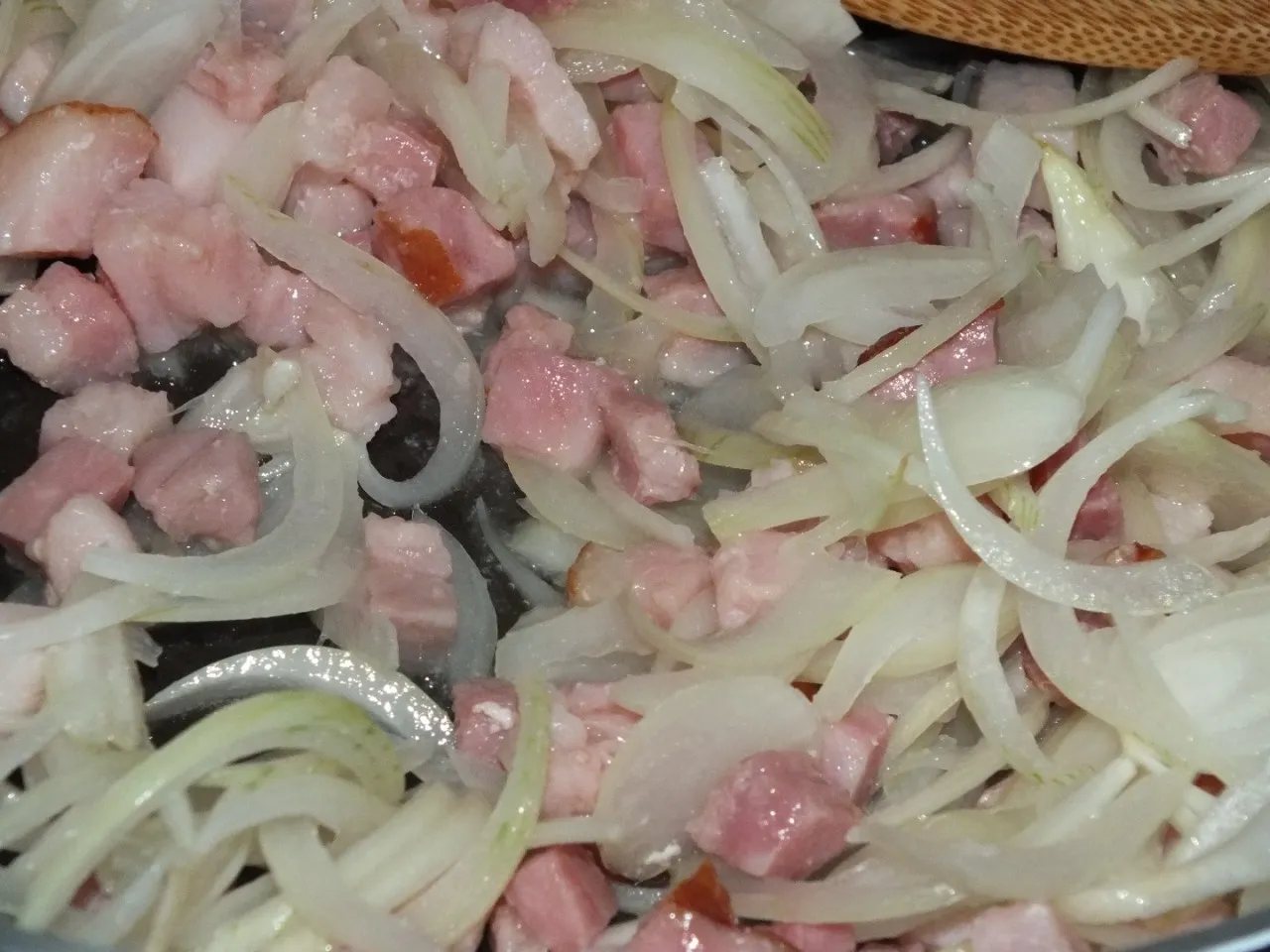Makaron na szybko z boczkiem i pieczarkami