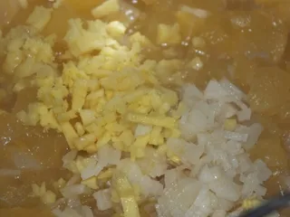 Rozgrzewająca zupa dyniowa z cebulą, czosnkiem i imbirem - 11