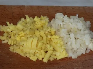 Rozgrzewająca zupa dyniowa z cebulą, czosnkiem i imbirem - 10