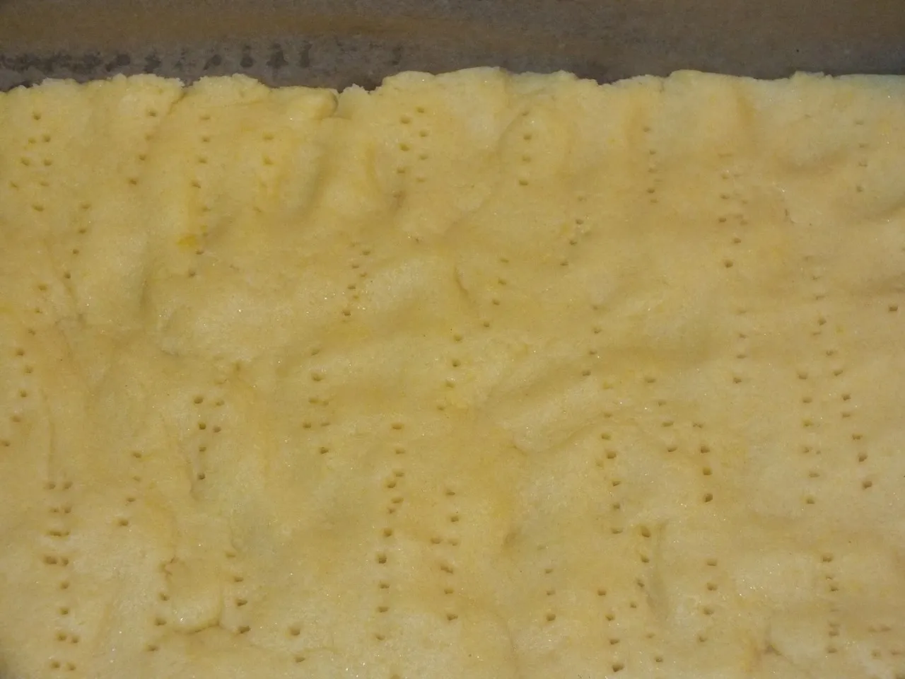 Owocowe ciasto na kruchym cieście z czekoladową pianką