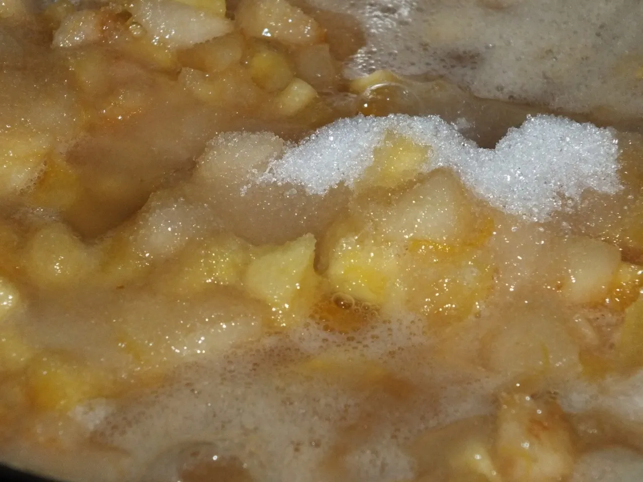 Owocowe ciasto na kruchym cieście z czekoladową pianką