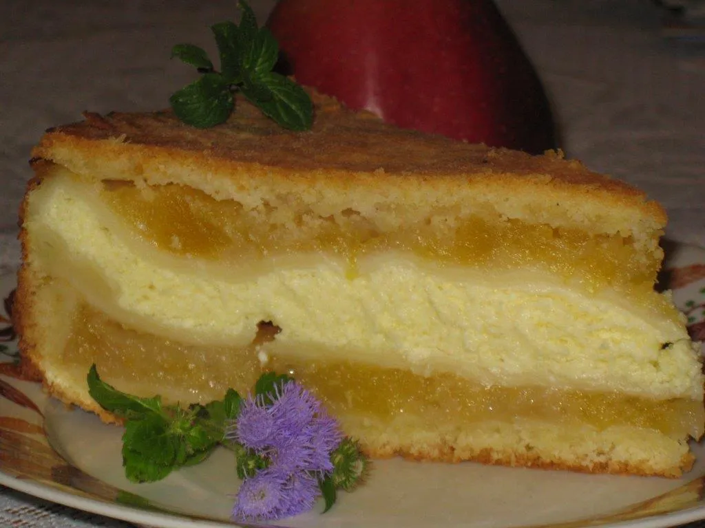 Miękki i aromatyczny przekładaniec jabłkowo-serowy