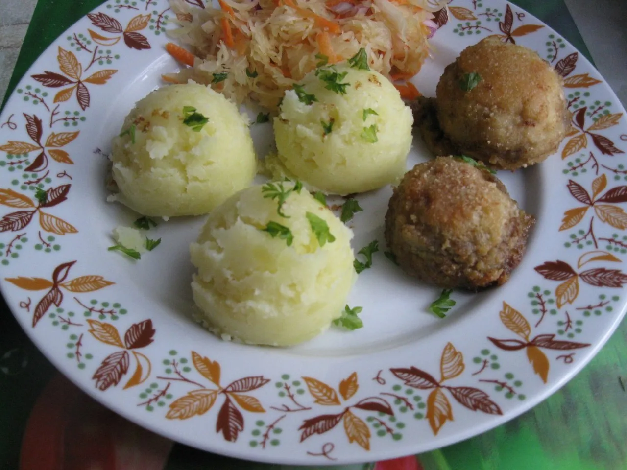 Pieczarki faszerowane żółtym serem