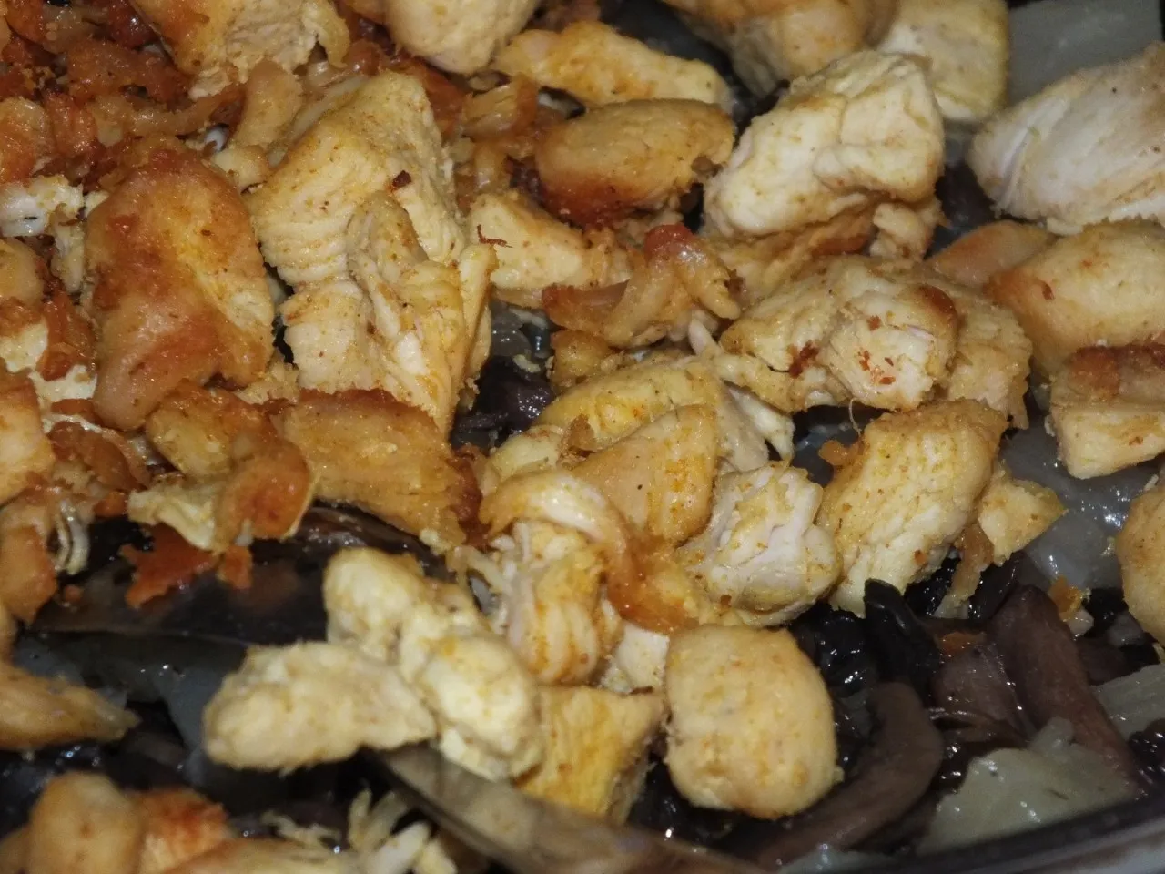 Danie ryżowe z kurczakiem, pieczarkami i ananasem