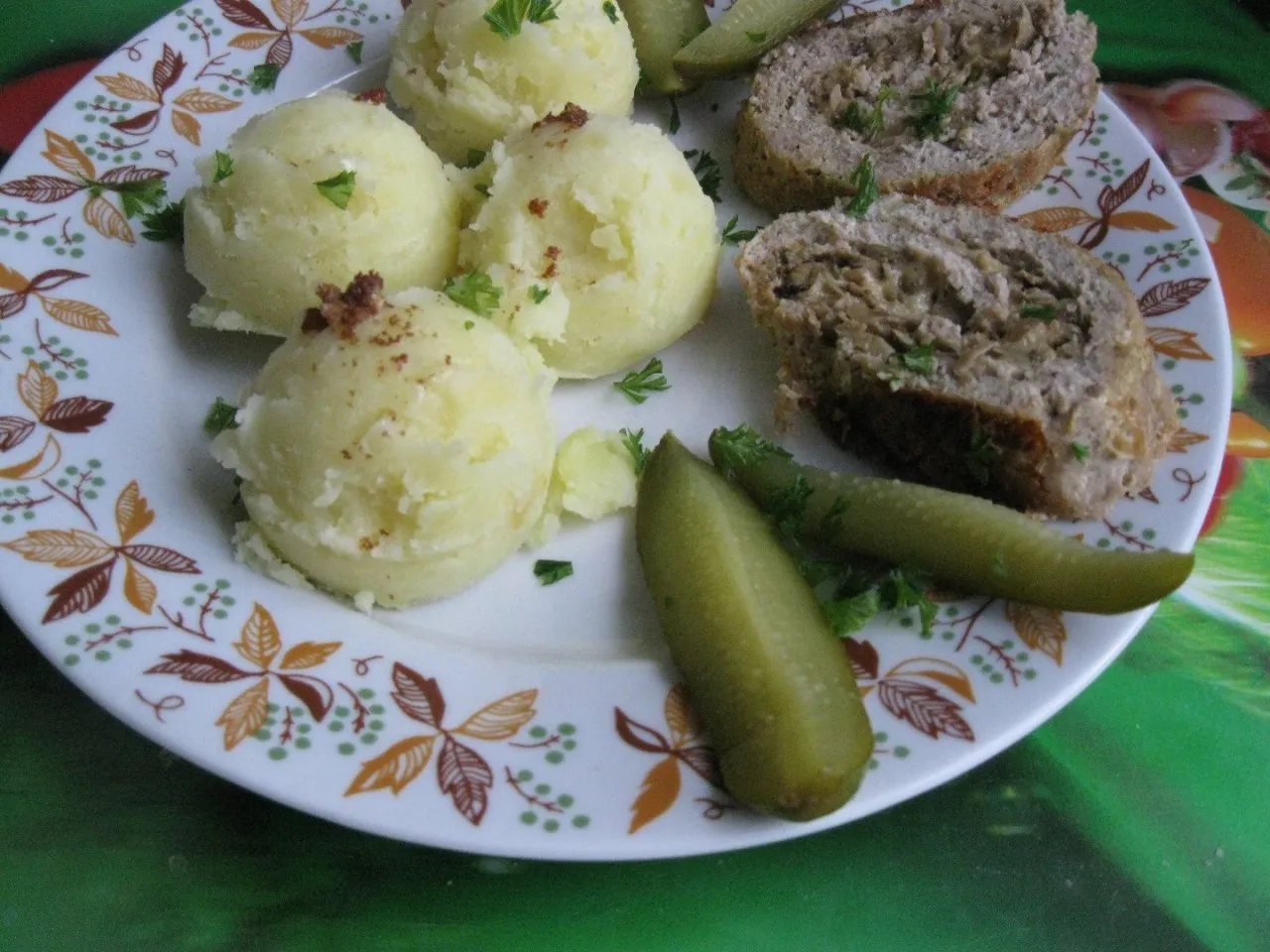 Rolada z mięsa pieczonego z pieczarkami