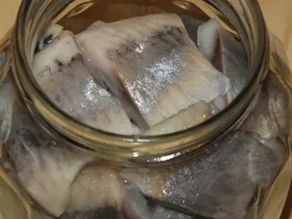 Śledzie z czosnkiem i majerankiem - 11