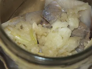 Śledzie z czosnkiem i majerankiem - 9