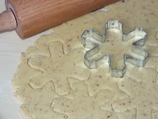 Kruche migdałowe ciasteczka - śnieżynki - 10