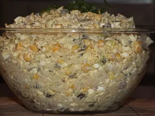 Sałatka z makaronem z zupek chińskich i kiełbaską - 1