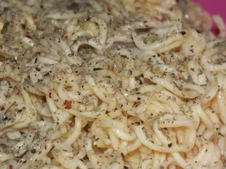 Sałatka z makaronem z zupek chińskich i kiełbaską - 14