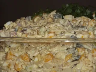 Sałatka z makaronem z zupek chińskich i kiełbaską - 16