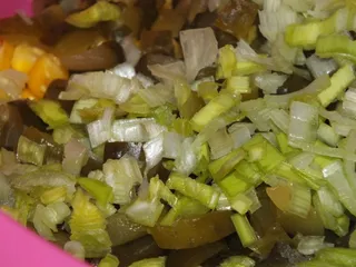 Sałatka z makaronem z zupek chińskich i kiełbaską - 10