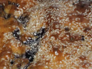 Maślankowe ciasto z jagodami i sezamem - 1