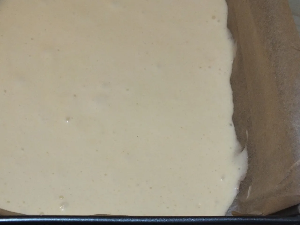 Maślankowe ciasto z jagodami i sezamem